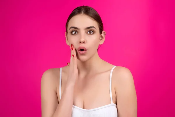 Young Surprised Woman Shirt Shouting Wow Studio Background Shock Content — Stock Photo, Image