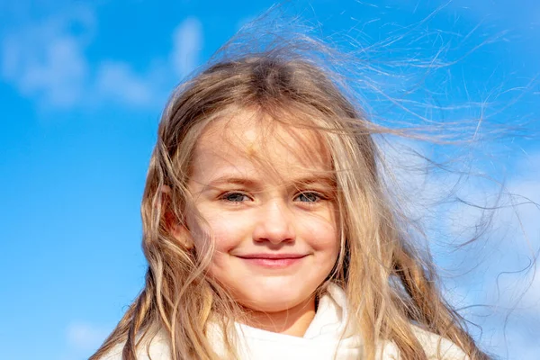 Gambar Gadis Kecil Yang Lucu Langit Biru Potret Anak Taman — Stok Foto
