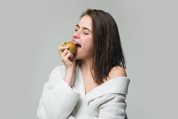 Rapariga Come Maçã Retrato Uma Jovem Alegre Comendo Maçã Isolada — Fotografia de Stock