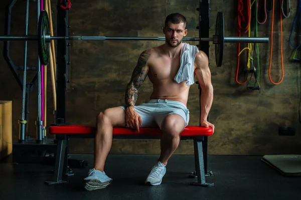 筋肉の男はジムで重量挙げ ハンサムな男準備する練習とともにダンベル — ストック写真