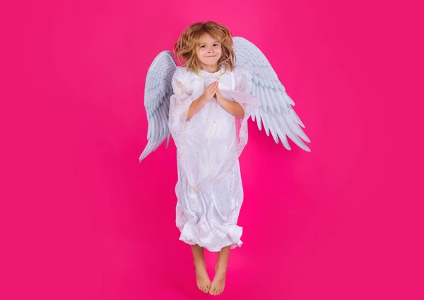 天使般的孩子们跳跃 孩子们跳跃 全身而退 可爱的孩子与天使翅膀隔离在粉红色工作室的背景 小天使 情人节 天使般的孩子 — 图库照片
