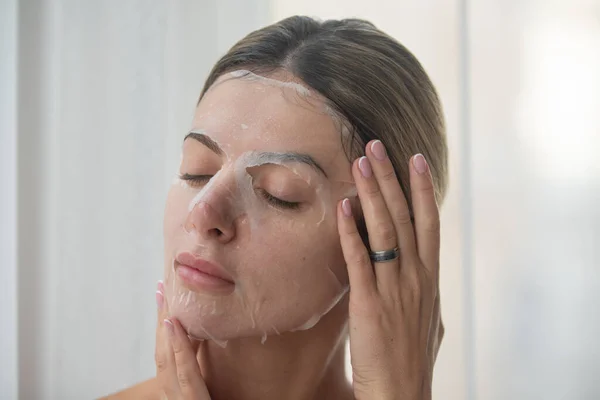 Close Mulher Aplicar Hidratação Facial Máscara Nutritiva Spa Máscara Cosmética — Fotografia de Stock