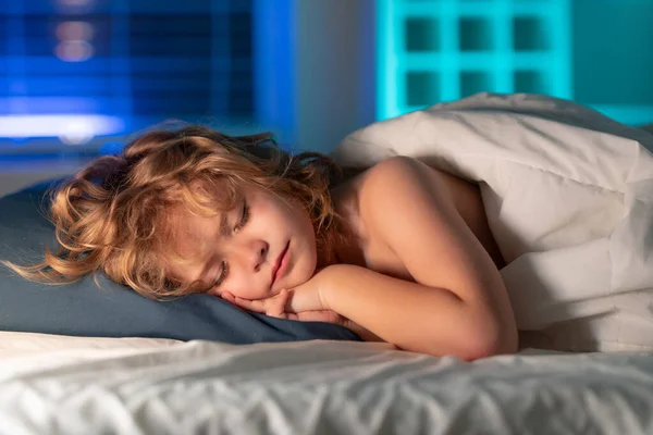 睡在床上的小孩孩子在床上睡在毯子下 孩子们躺在枕头上 孩子们睡觉 享受健康的睡眠或小睡 舒适的床 柔软的枕垫 — 图库照片