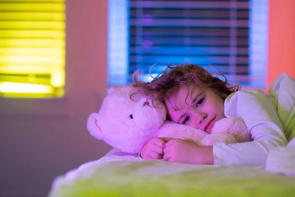 可爱昏昏欲睡的孩子 床上抱着玩具玩具玩具玩具熊 睡觉时间 童年和成长的孩子概念 室内特写 一个困倦的孩子 — 图库照片