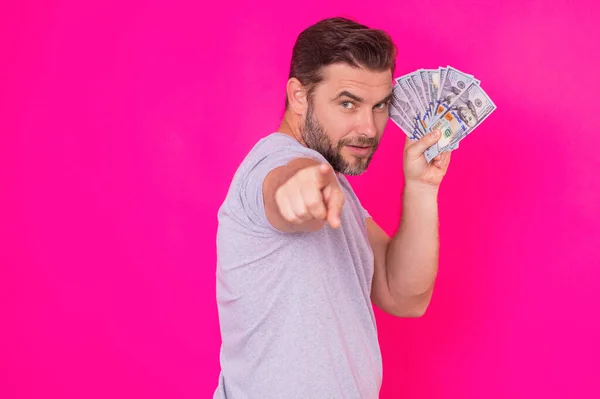 분홍색 배경에 지폐를 인물상 사업가 행운을 현금을 사람은 현금을 가지고 — 스톡 사진
