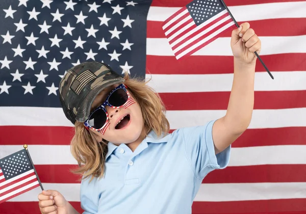 7月4日 孩子们庆祝独立日 美利坚合众国的概念 拿着美国国旗的孩子悼念日可爱的孩子脸上挂着美国国旗 美国的自由概念 — 图库照片