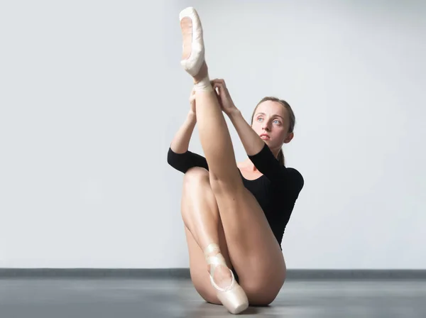 年轻的芭蕾舞演员芭蕾舞演员瑜伽女子伸展与姿势伸展 女人在家里的地板上做伸展运动 适合健身运动员的女孩运动伸展 — 图库照片