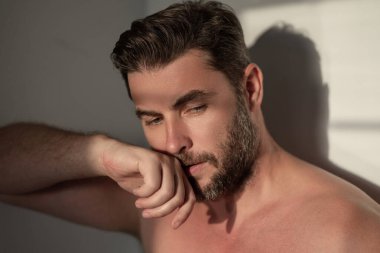 Yakışıklı bir adamın yakın portresi. Cilt bakımı ve güzellik anlayışı için üstsüz bir adamın portresi. Güzel yüzlü yakışıklı adam, yüz portresi. Erkek sağlıklı ten ve spa konsepti