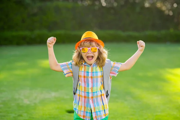 아이들 야외에서 귀여운 아이의 라이프 스타일 아이들 모자쓰고 선글라스쓴 여름의 — 스톡 사진