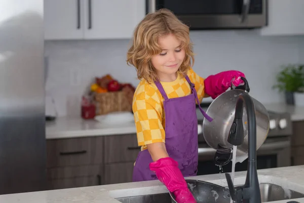 Kind Spült Geschirr Der Küche Kind Hilft Bei Der Hausarbeit — Stockfoto