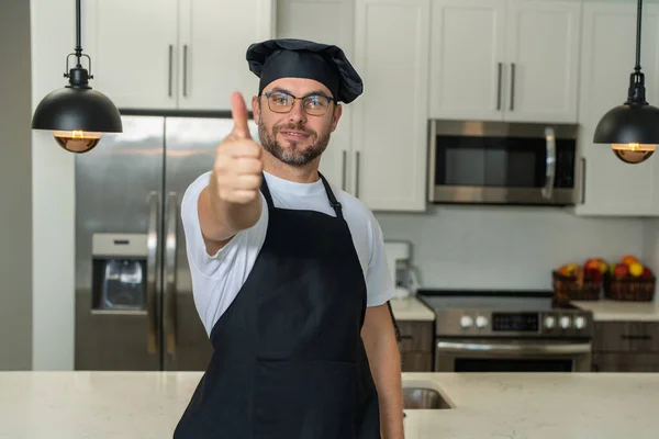 幸せなシェフは親指で調理します シェフ 料理人 パン職人の肖像 男でコック帽子とシェフの制服料理オンキッチン — ストック写真