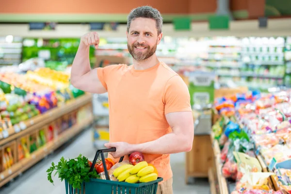 Retrato Hombre Con Carrito Compras Lleno Verduras Frescas Una Tienda —  Fotos de Stock