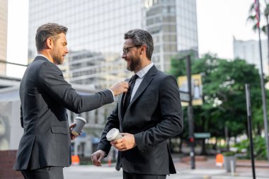 Dost canlısı iş adamları planlarında stratejik davrandılar. İş adamları arkadaşlar, harika bir ortaklık ve iş arkadaşlığı. İş adamları sürekli öğreniyor ve büyüyordu.