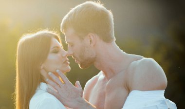 Aşık genç bir çiftin şehvetli portresi. Sevgi dolu çift kucaklaşıp öpüşüyor.