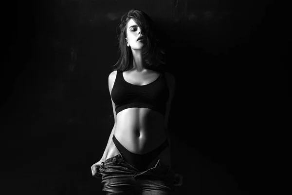 Retrato Uma Jovem Morena Atraente Elegante Fundo Escuro Mulher Sexy — Fotografia de Stock