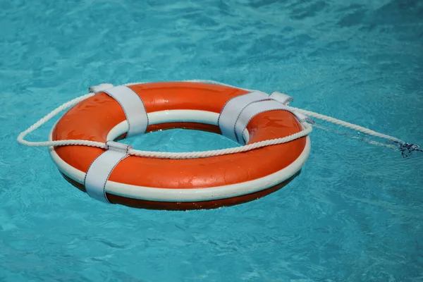 Kurtarma Ekipmanları Kurtarma Yüzüğü Yüzme Havuzunda Can Simidi — Stok fotoğraf