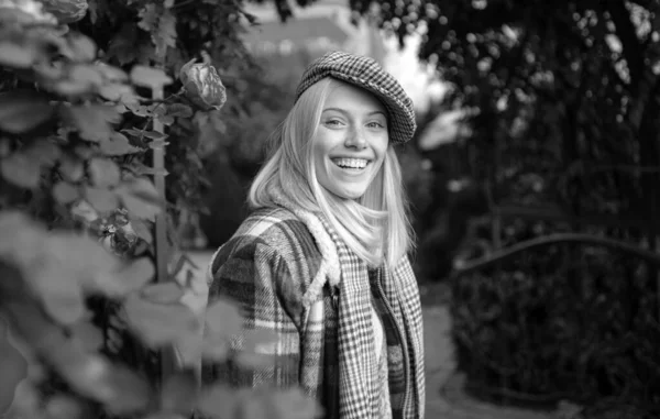 Glad Leende Vacker Ung Kvinna Tittar Kameran Glada Leende Blonda — Stockfoto