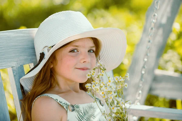 Милая Маленькая Девочка Собирает Цветы Цветущем Летнем Саду Весеннее Детское — стоковое фото
