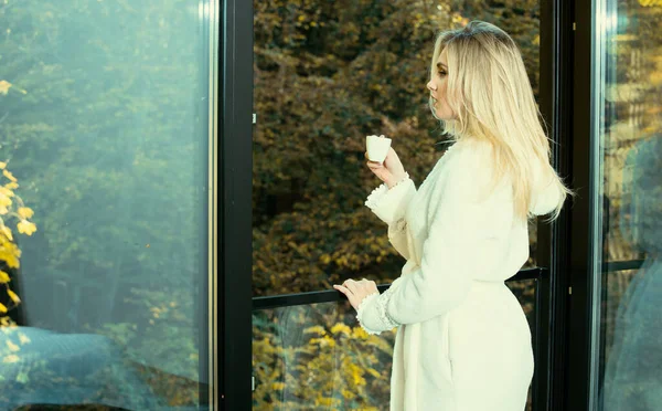 Jolie Femme Assise Fenêtre Ouverte Buvant Café Regardant Extérieur Jouit — Photo