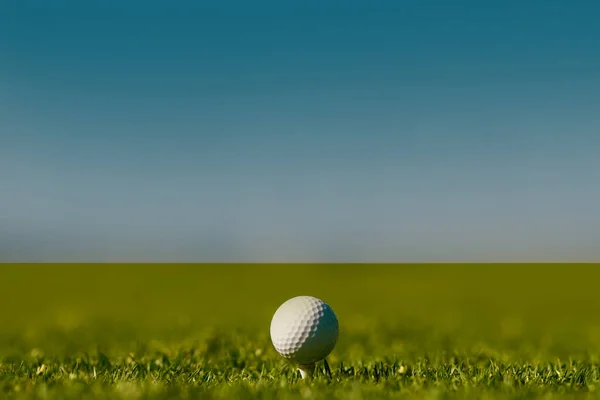 Sport Golfball Auf Himmel Hintergrund Mit Kopierraum — Stockfoto