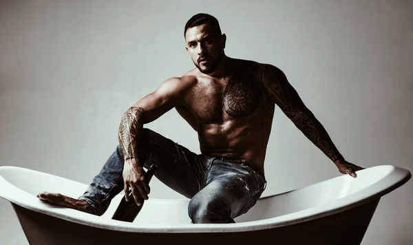 Dat Betekent Zijn Bad Tijd Sterke Latino Man Met Tattoo — Stockfoto