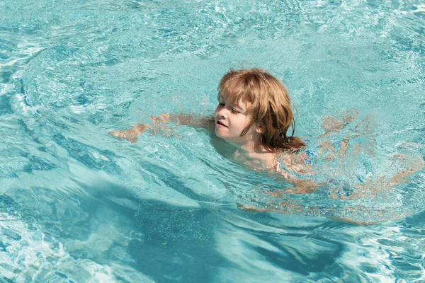 수영장에 한아이 수영장 리조트 아쿠아 파크에서 스마일 링하는 속에서 헤엄치는 — 스톡 사진