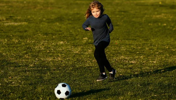 Piłkarzyku Dzieci Grają Futbol Stadionie Letnim Mały Chłopiec Kopie Piłkę — Zdjęcie stockowe