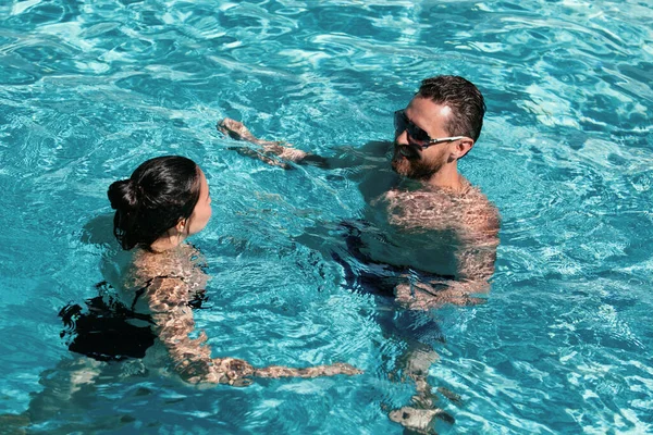 避暑胜地 一生的赢家一对夫妇在游泳池里 联营派对 — 图库照片