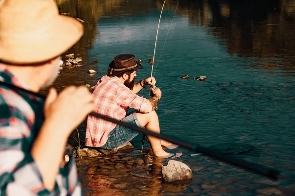 レジャーや人々は男性の友人釣りをコンセプト 夏休みだ 出来るなら捕まえてくれ 男性のフライ魚趣味 夏のレジャー バイター様 週末だ フライフィッシングに成功 — ストック写真