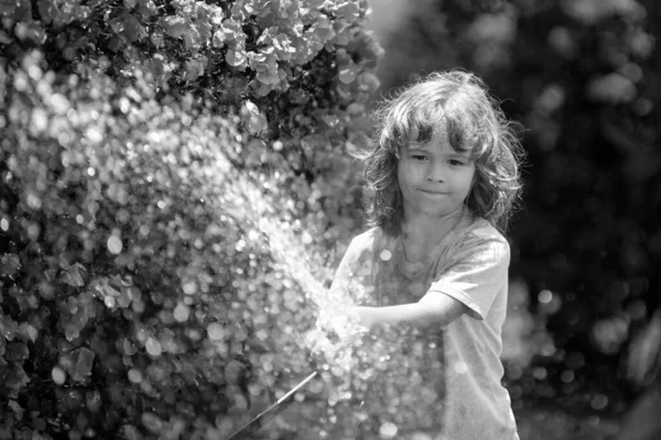Παιδικό Πότισμα Λουλουδιών Και Φυτών Στον Κήπο Παιδί Σωλήνα Νερού — Φωτογραφία Αρχείου