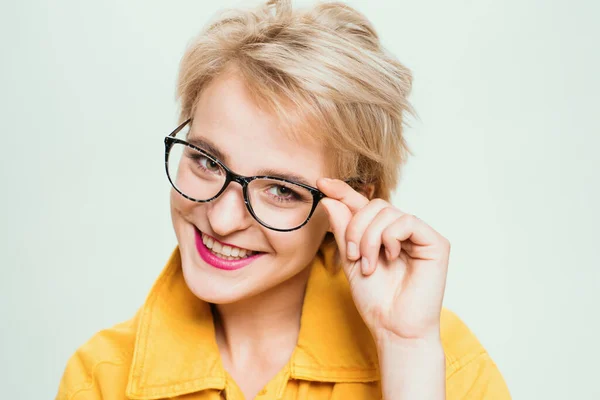 Mujer Sonriente Rubia Usar Anteojos Cerca Moda Gafas Añadir Accesorio —  Fotos de Stock