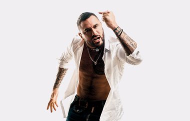 çözülmemiş gömlek kızgın acımasız sporcu. beyaz izole. güven karizması. atletik vücutile kaslı maço adam. kızgın dövme adam seksi abs. erkek modası. spor ve fitness, sağlık.