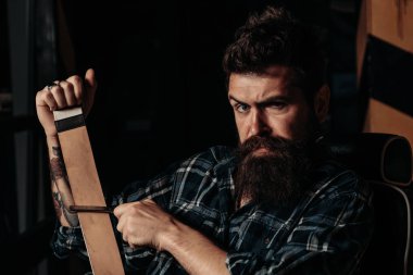 Kopya alanı ile eski ahşap arka plan üzerinde Berber dükkanı araçları. Berber dükkanı tasarımı. Saç Stilisti ve Berber. Sakallı adam ya da hipster. Sakal merhemi. İnce Kesikler. Portre sakallı adam