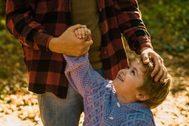 Babam benim dünyam. Ebeveyn desteği. Çocuğun dünyayı keşfetmesi için yardım et. Babam küçük bir çocuğun elini tutuyor. Erkeksi baba küçük çocuk yetiştirimi. Aile zamanı. Güven ve destek. Ebeveynden destek hissetme.