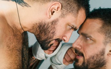 kızgın maço adam aynaya bakmak. cama vur. seksi adam cam yansıması. Öfke. Imha. ezmek testi. kızgın erkek. duygusal boşalma. seksi İspanyol adam aynada yansıtır. Sabahleyin.