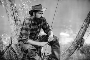 Adam doğayı rahatlatıyor. Sinek avı. Balık tutarken hayat her zaman daha iyidir. Yaz tatili. Gerçek mutluluk. Büyük balık avı. Strateji. Dilekler balık olsaydı