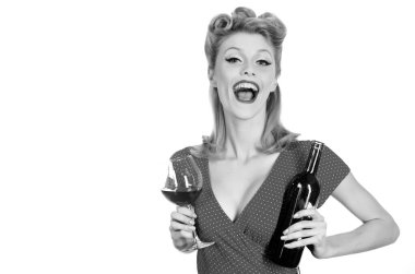 Kırmızı şarap içen güzel bir kadın. Kırmızı dudaklar ve kırmızı elbise. Cam şaraplı güzel bir kadının portresi. Beyaz arkaplanda izole