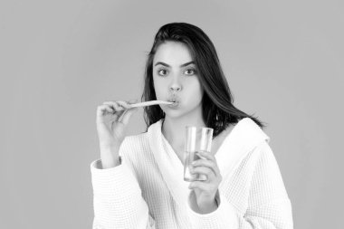 Kadınların dişlek gülüşlerinin yakın plan portresi kopyalanmış bir arka plana karşı. Dişlerini fırçalayan bir kız. Güzel, genç bir kadın gülümsemesi. Diş Sağlığı