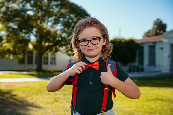 안경을 엄지로 안경을 행복하게 웃으면 처음으로 학교에 것이다 가방을 있는아이 — 스톡 사진