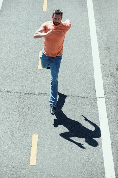 Yolda Koşan Bir Adam Atletik Genç Adam Şehirde Koşuyor Kır — Stok fotoğraf