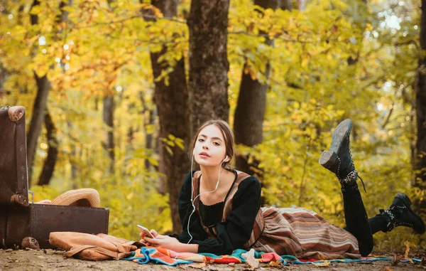 Slender Beautiful Young Woman Rests Autumn Park Enjoying Music Picnicking — Stock Photo, Image