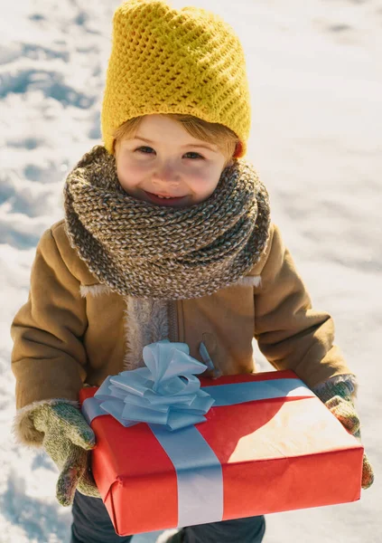 Gelukkig Winter Kind Houden Geschenk Boog Sneeuw Achtergrond Leuke Jongen — Stockfoto