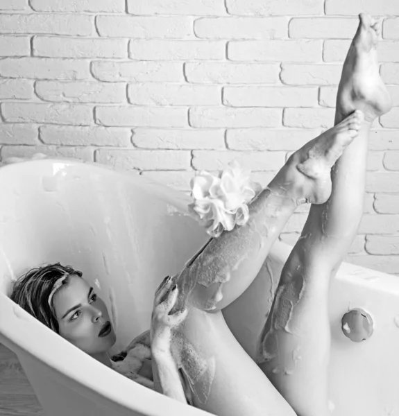 Schöne Frau Entspannt Badewanne Sexy Frau Wäscht Ihre Beine Badewanne — Stockfoto