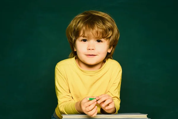 Szczęśliwi Uśmiechnięci Uczniowie Rysujący Przy Biurku Utalentowane Dziecko Najpierw Edukacja — Zdjęcie stockowe