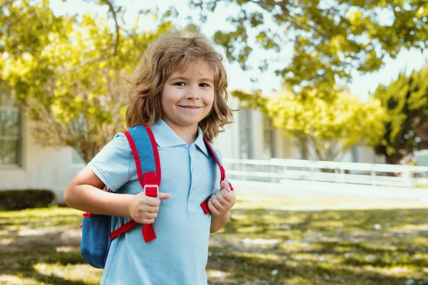 Kind Mit Rucksack Auf Dem Schulweg Kinderbildungskonzept Kind Mit Rucksack — Stockfoto