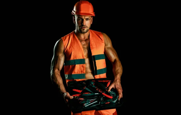 一个戴着硬礼帽的性感男人站在黑色背景上的肌肉男子的画像 工业建筑和建筑 — 图库照片