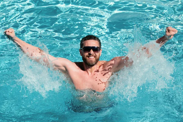 游泳池度假胜地 游泳池里的帅哥 在水里的家伙温泉疗养院夏天的假期 夏天的男人 — 图库照片