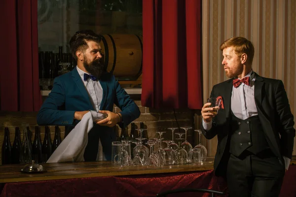 髭を生やしたバーテンダーが客に飲み物を与えた パブでのコミュニケーション 週末のカスタマーサービス — ストック写真