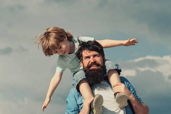 Baba Oğul Aile Zamanı Baba Çocuk Oğlu Mutlu Çocuk Oynuyor — Stok fotoğraf
