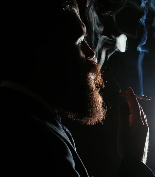 Feche Retrato Homem Barbudo Fumando Cigarro Fumaça Cigarro Fundo Preto — Fotografia de Stock